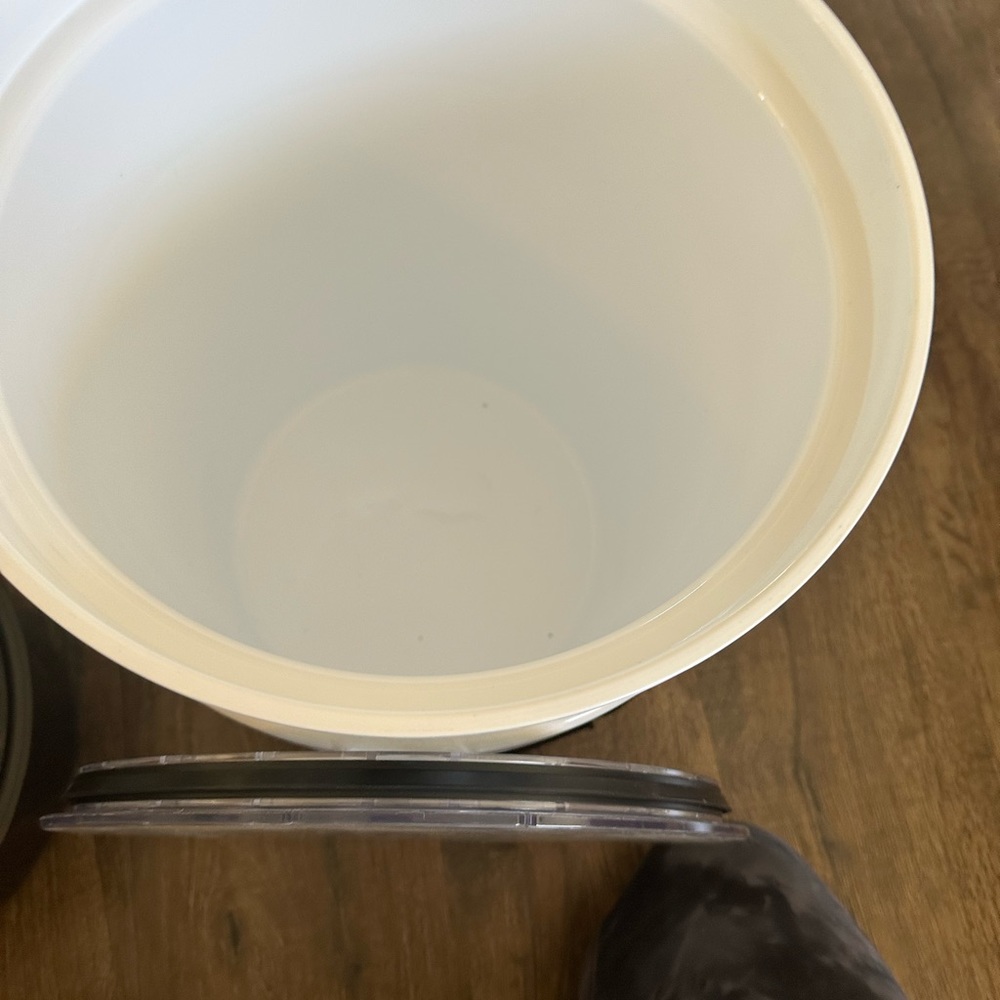 Yeti bucket with lid and holder